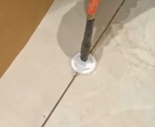 汉滨瓷砖空鼓维修公司专业解答瓷砖在铺贴过程中，如果没有涂抹均匀到位的粘结材料（如水泥砂浆或瓷砖胶），可能会导致以下问题